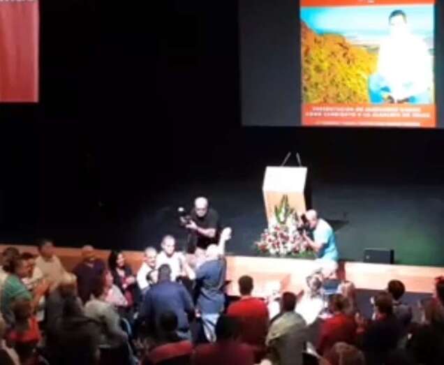 Momento en que Rodríguez le asesta un golpe a la cámara de Cruz (Foto TA)